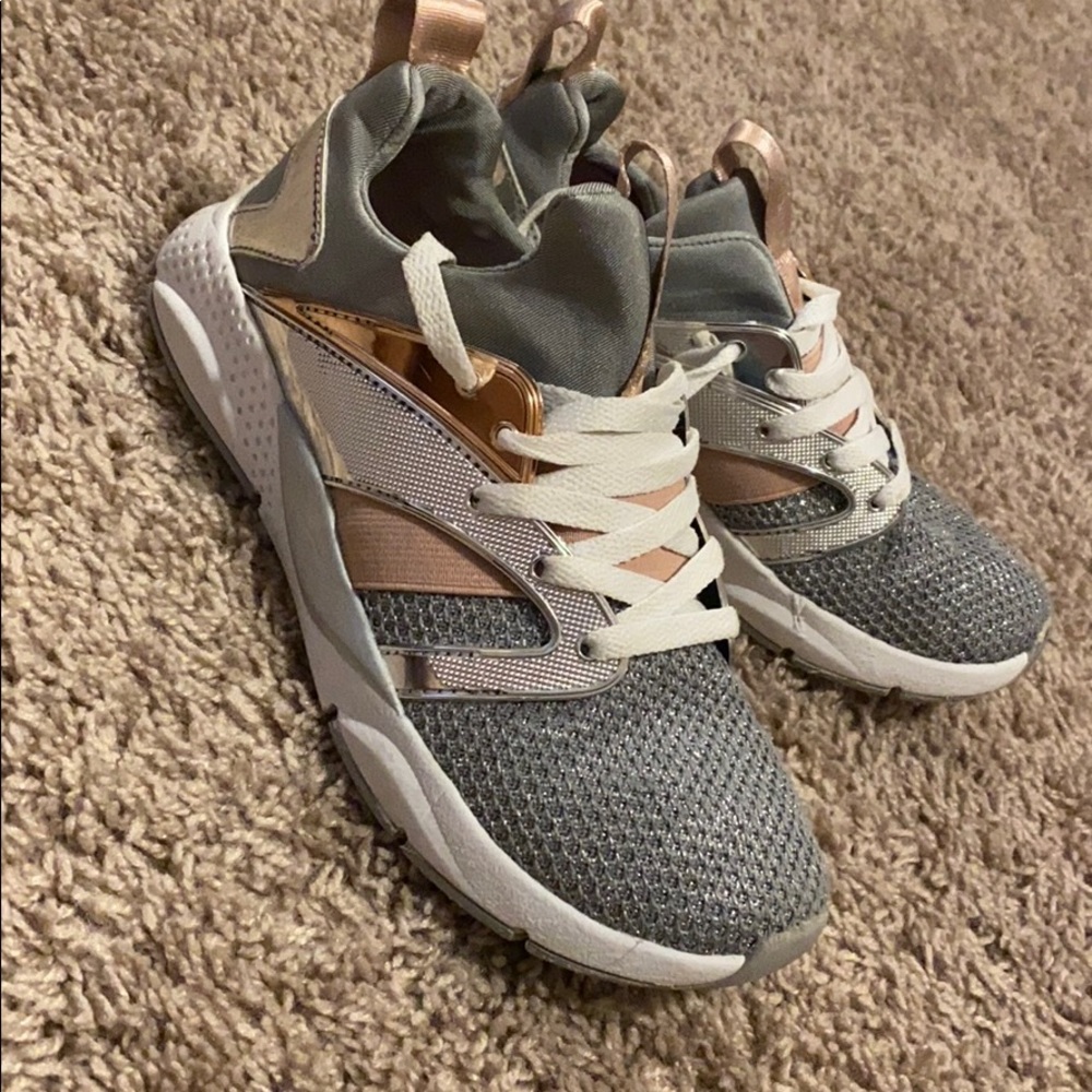 Girls sneakers